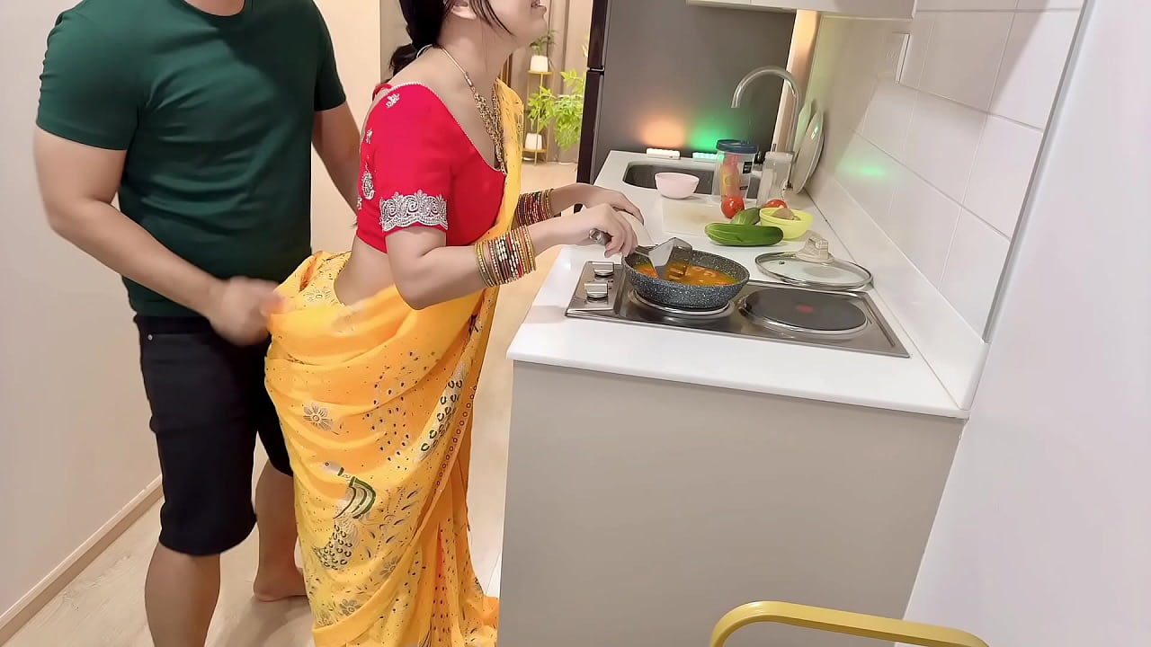Chudai Indian Big Ass Wife is Really Horny while She Cooking